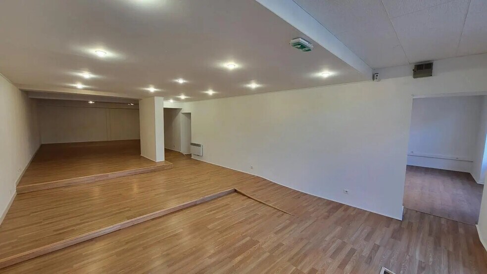 Flex in Montauban for lease - Interior Photo - Image 1 of 3