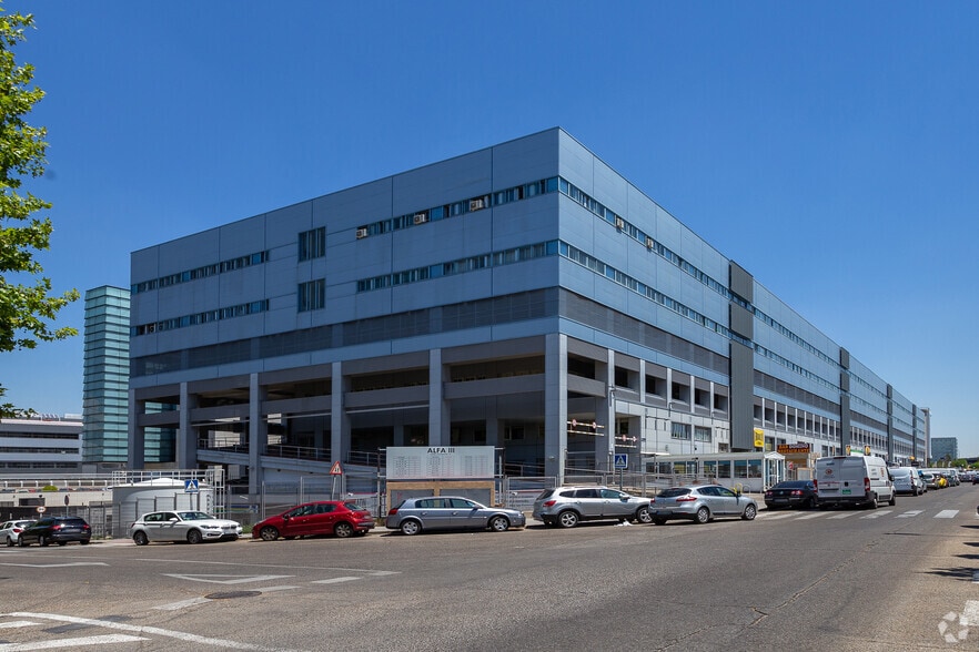 Calle de Isabel Colbrand, 10-12, Madrid, Madrid for lease - Building Photo - Image 2 of 3