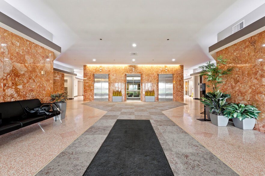 1 TransAm Plaza Dr, Oakbrook Terrace, IL for sale - Interior Photo - Image 3 of 38