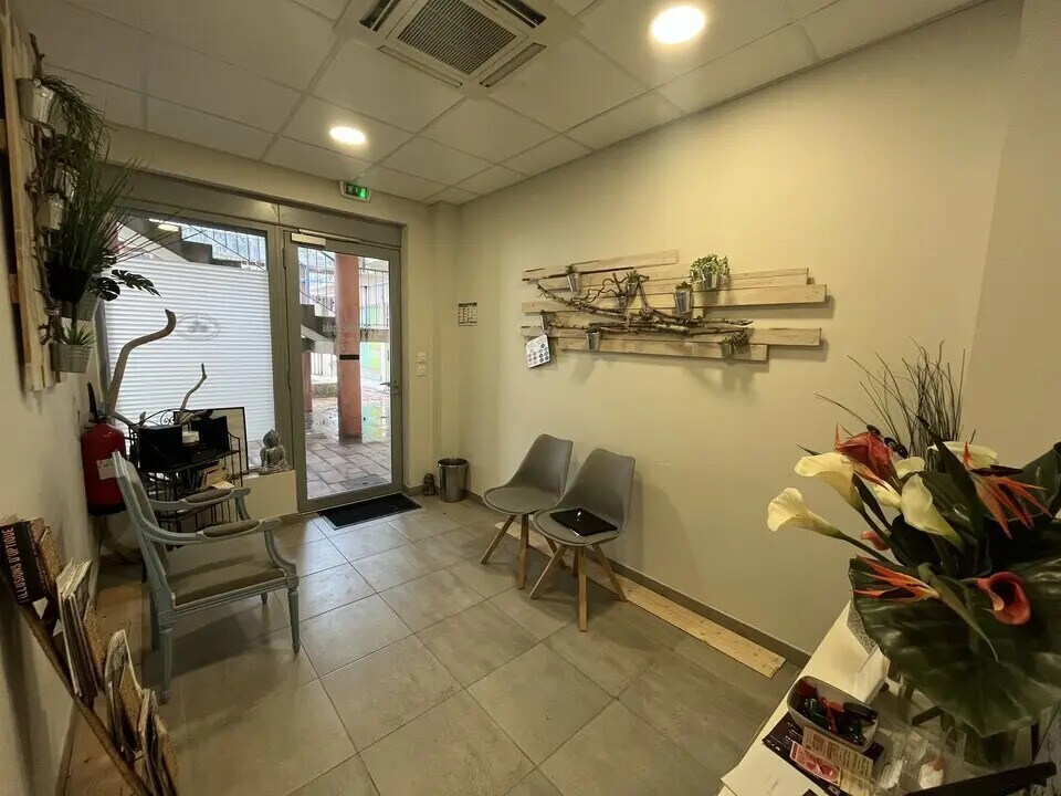Office in MONTFAVET for lease Interior Photo- Image 1 of 8