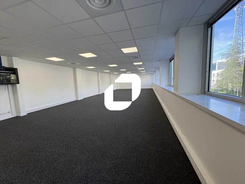 Office in Vélizy-Villacoublay for lease - Interior Photo - Image 2 of 17