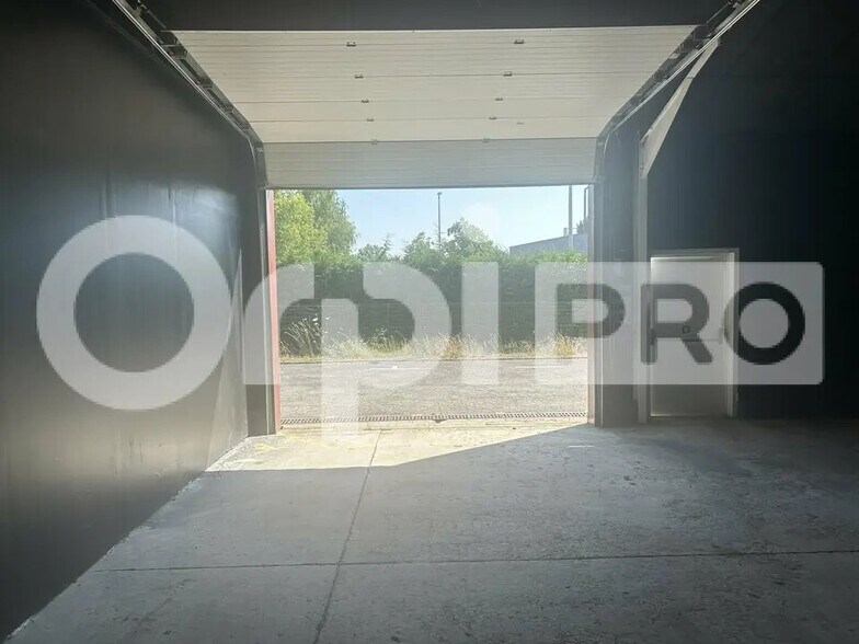 Flex in Compiègne for lease - Building Photo - Image 2 of 4