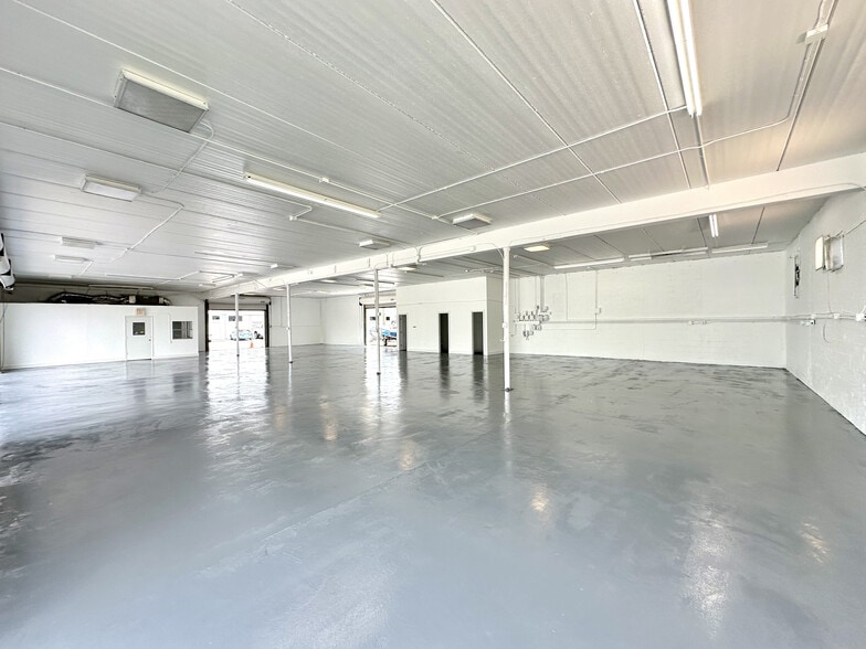 960 S Dixie Hwy W, Pompano Beach, FL for lease - Interior Photo - Image 2 of 7