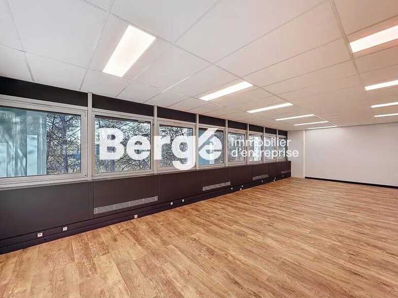 Office in Valbonne for lease - Building Photo - Image 3 of 10