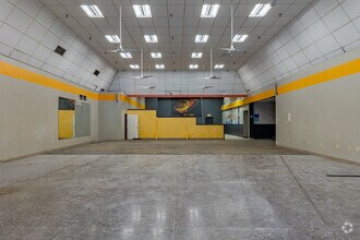 8535 Tanglewood Sq, Chagrin Falls, OH for lease Interior Photo- Image 2 of 4