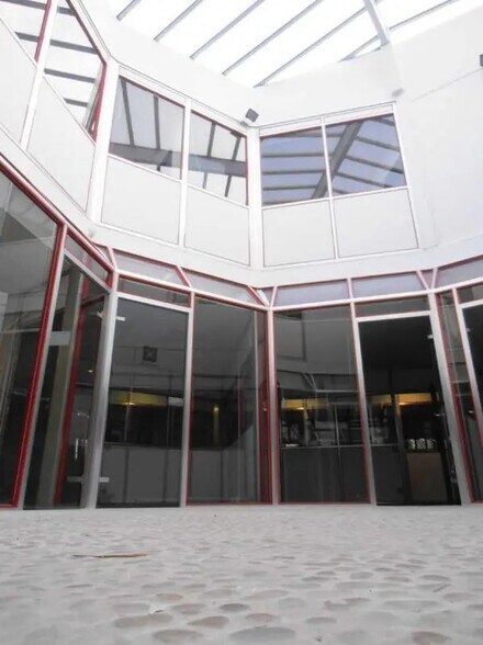 17/19 Avenue René Duguay-Trouin, Voisins-le-Bretonneux for lease - Interior Photo - Image 2 of 5