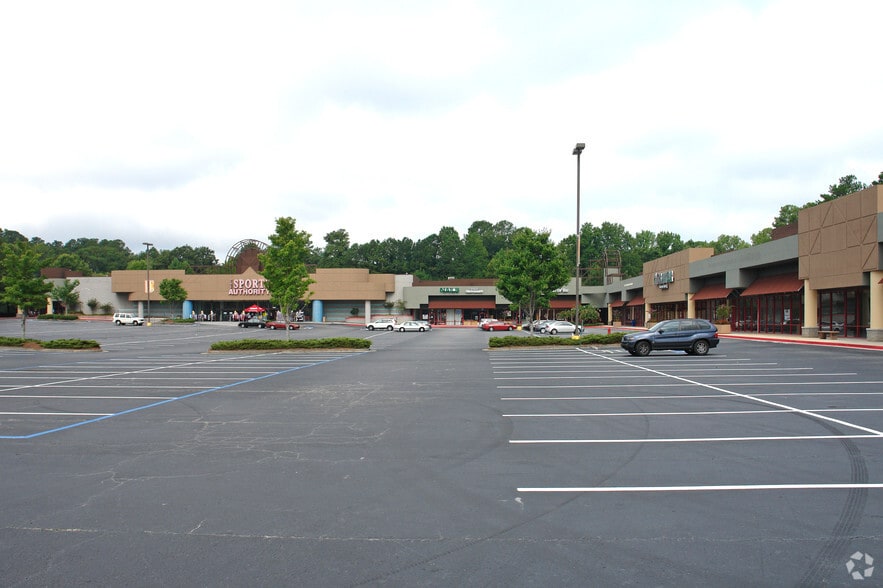 6690 NE Roswell Rd, Atlanta, GA for lease - Primary Photo - Image 2 of 8