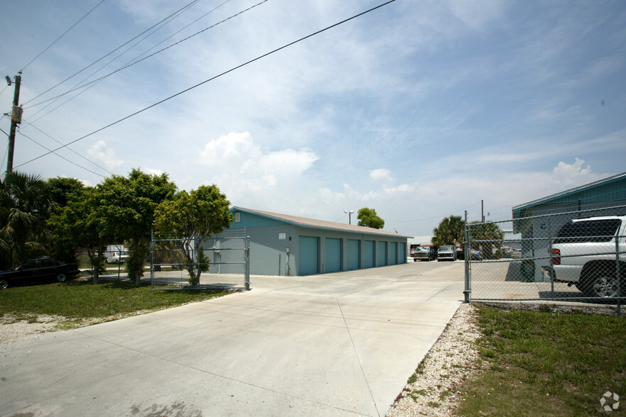 830 Buttonwood Dr, Fort Myers, FL for sale - Building Photo - Image 3 of 4