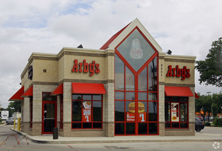 9257 N Loop 1604 W, San Antonio, TX for lease - Primary Photo - Image 1 of 2