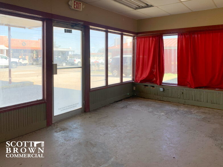 129 W McCart St, Krum, TX for lease - Interior Photo - Image 3 of 11