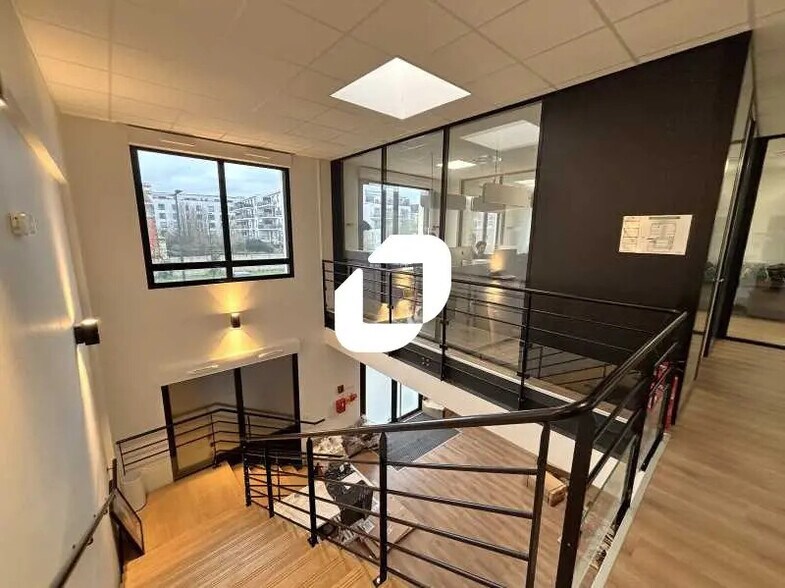 Office in Bordeaux for lease - Building Photo - Image 2 of 10