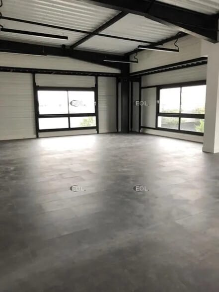 Flex in Les Pavillons-sous-Bois for lease - Interior Photo - Image 2 of 7