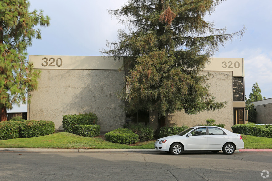 320 W Bedford Ave, Fresno, CA for lease - Building Photo - Image 3 of 5