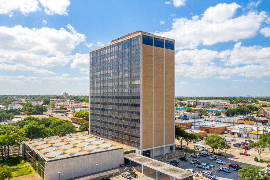 400 S Zang Blvd, Dallas, TX for lease - Building Photo - Image 1 of 40