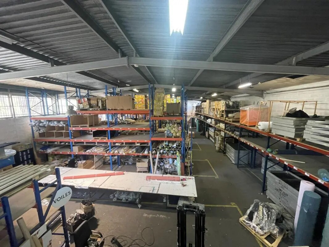 Industrial in Carros for lease Building Photo- Image 1 of 15