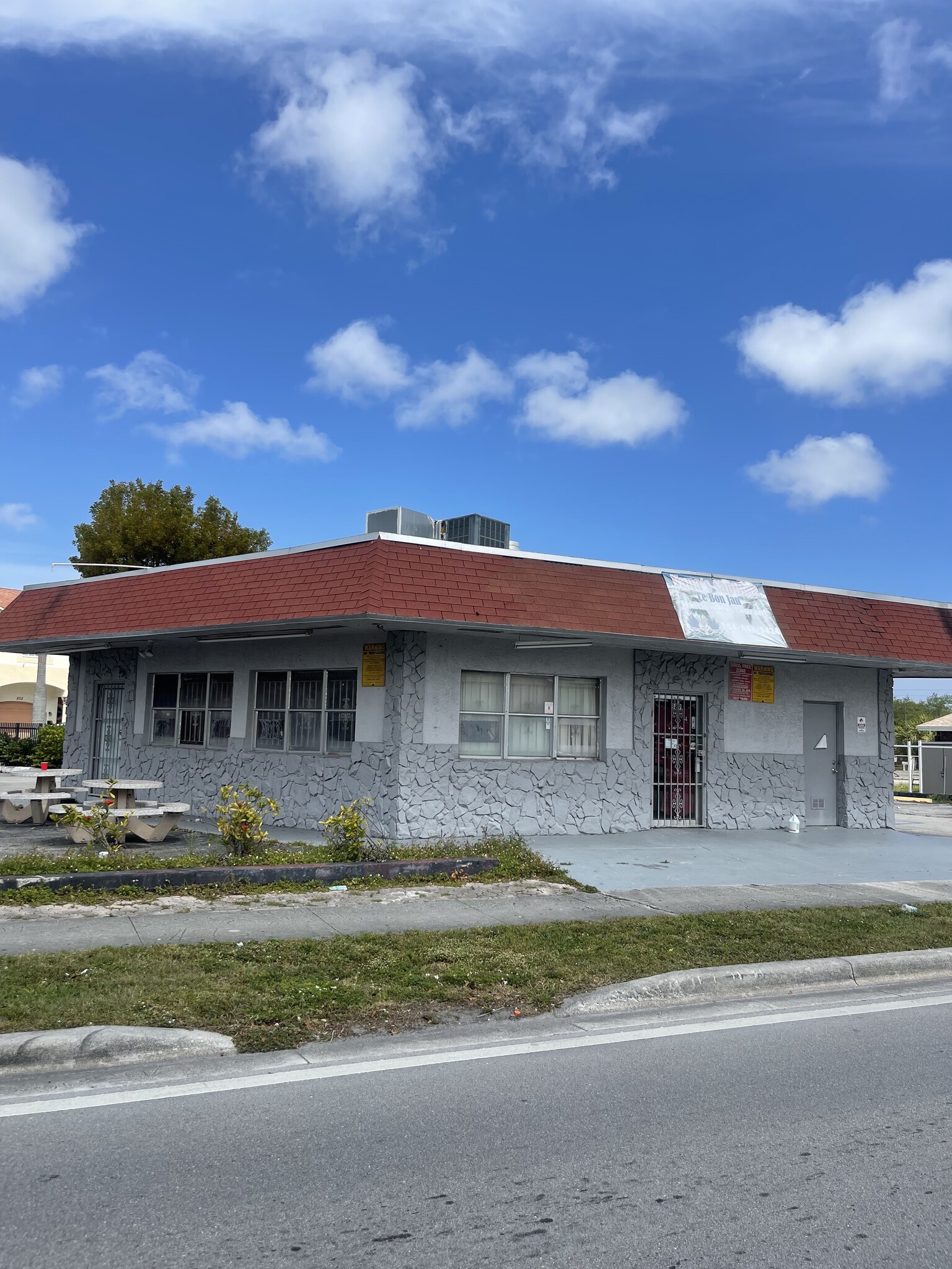 889 Foster Rd, Hallandale Beach, FL for sale Primary Photo- Image 1 of 1
