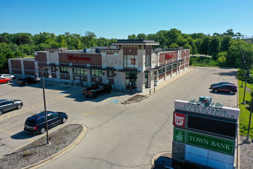320 W Summit Ave, Wales, WI for sale - Building Photo - Image 1 of 1