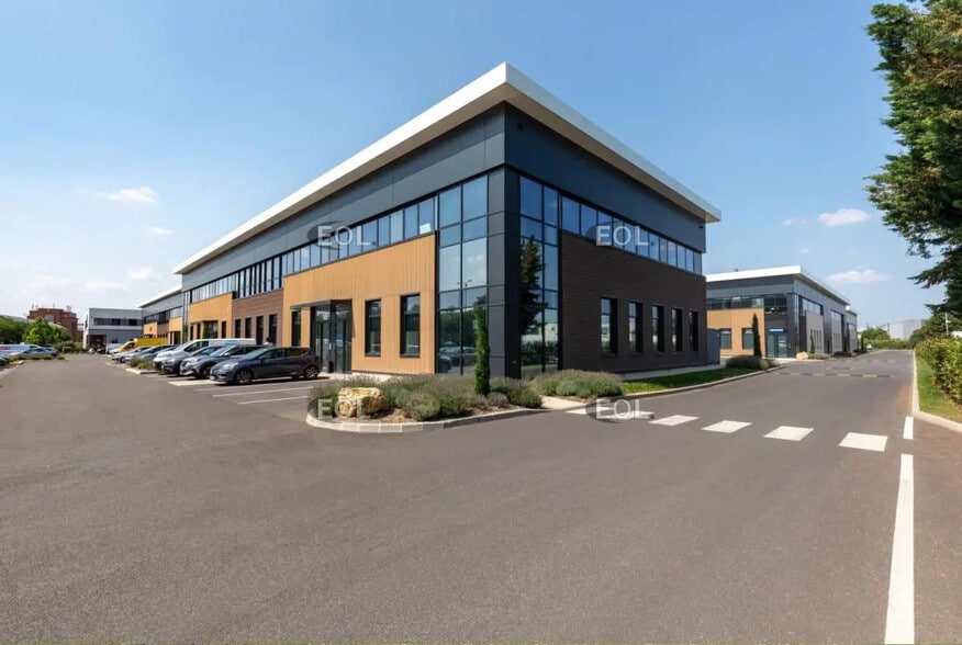 Flex in Gennevilliers for lease - Building Photo - Image 1 of 9