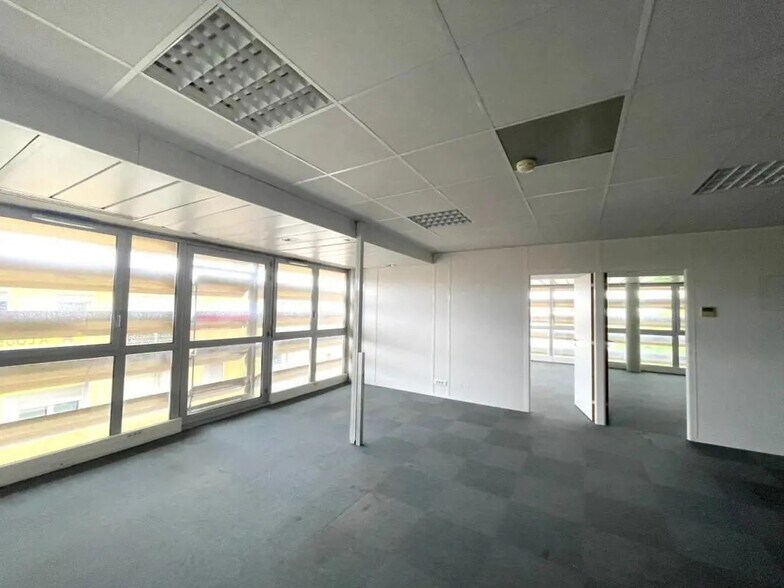 Office in Bordeaux for lease - Interior Photo - Image 3 of 8