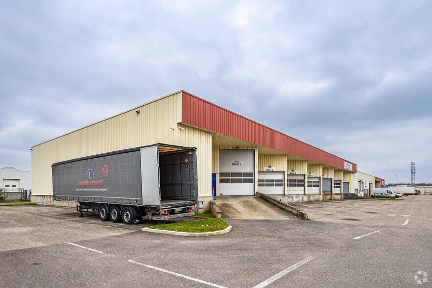 15 Avenue De Montmartin, Corbas for lease - Primary Photo - Image 1 of 36