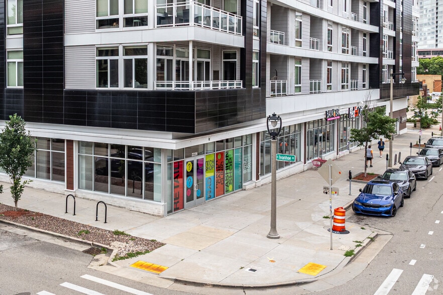 2111 E Ivanhoe Pl, Milwaukee, WI for lease - Building Photo - Image 3 of 8