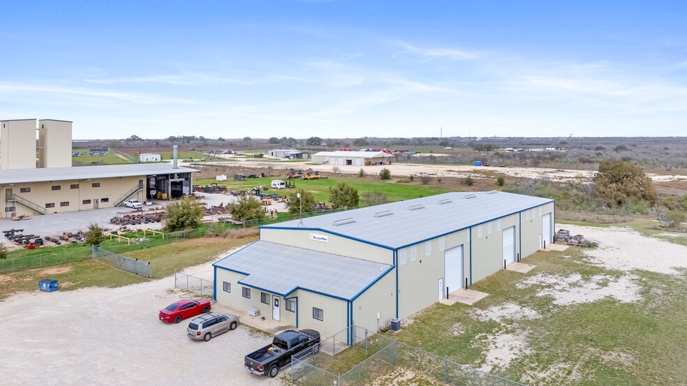 685 Corgey Rd, Pleasanton, TX for sale - Building Photo - Image 1 of 1