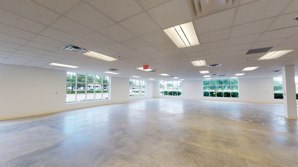 8408 N Davis Blvd, North Richland Hills, TX for lease - Interior Photo - Image 3 of 7