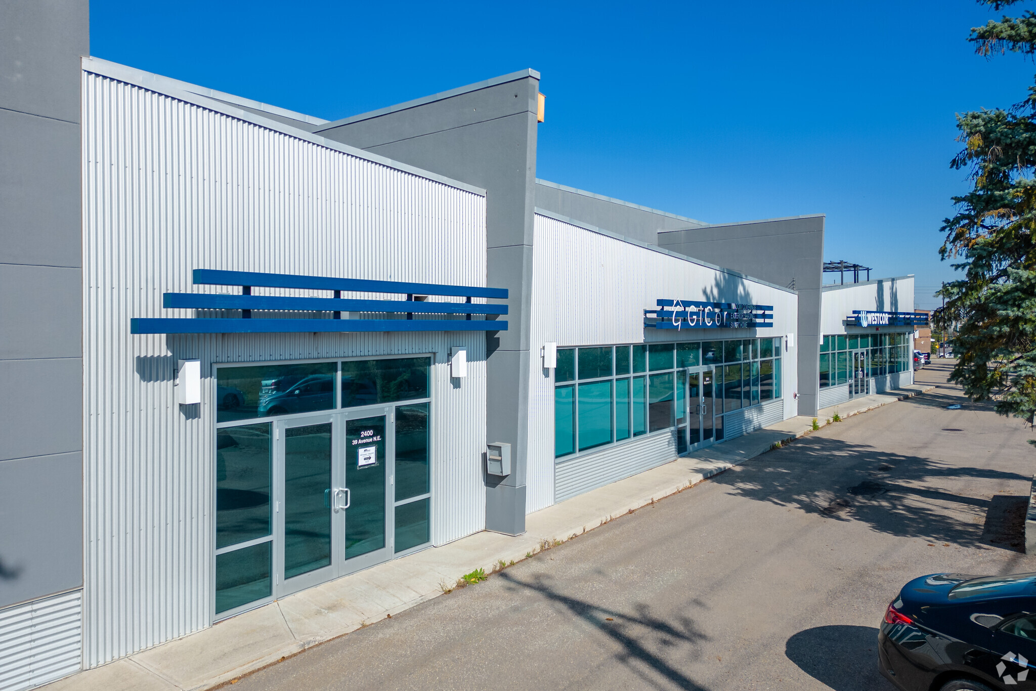 2400-2420 39 Ave NE, Calgary, AB for lease Primary Photo- Image 1 of 7