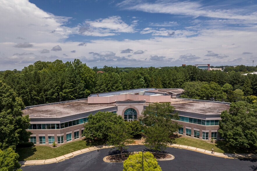 1100 Crescent Green Dr, Cary, NC for lease - Building Photo - Image 2 of 9