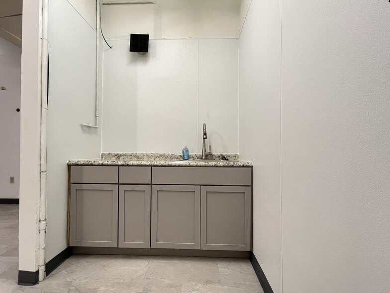 2300-2306 S Jane St, Pittsburgh, PA for lease - Interior Photo - Image 2 of 15