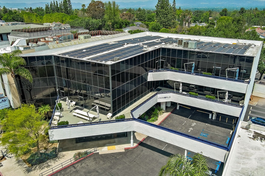 17323 Ventura Blvd, Encino, CA for lease - Primary Photo - Image 1 of 15