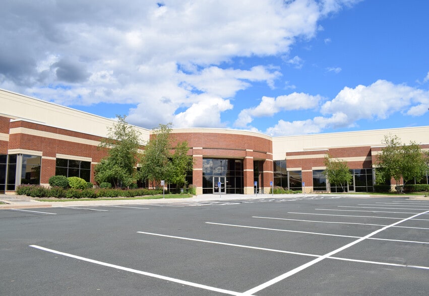 7615 Smetana Ln, Eden Prairie, MN for lease - Building Photo - Image 1 of 4