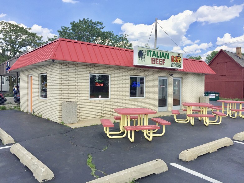 596 S Schuyler Ave, Kankakee, IL for sale - Outside seating. - Image 1 of 6