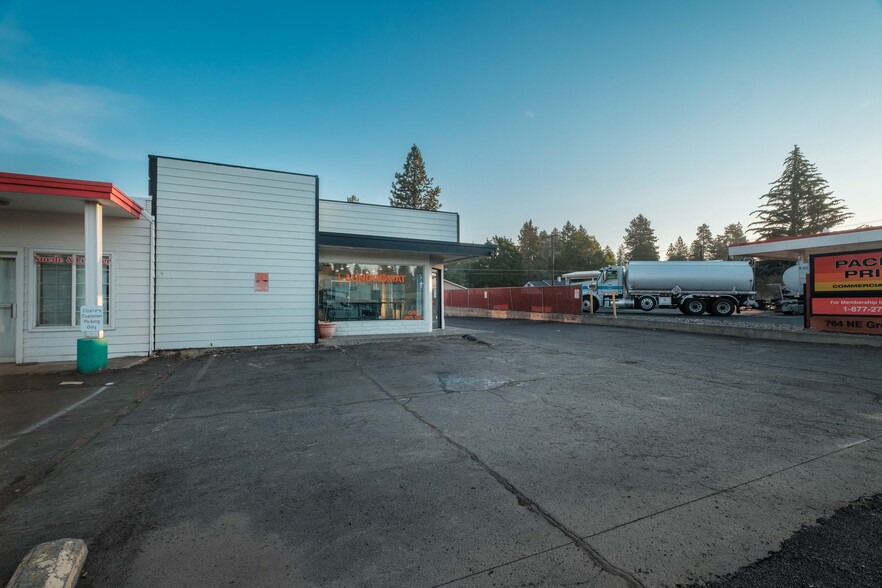 734 NE Greenwood, Bend, OR for sale - Building Photo - Image 2 of 19