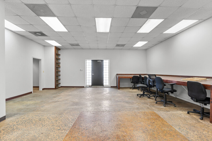 2601 Wilkinson Blvd, Charlotte, NC for lease - Building Photo - Image 2 of 20