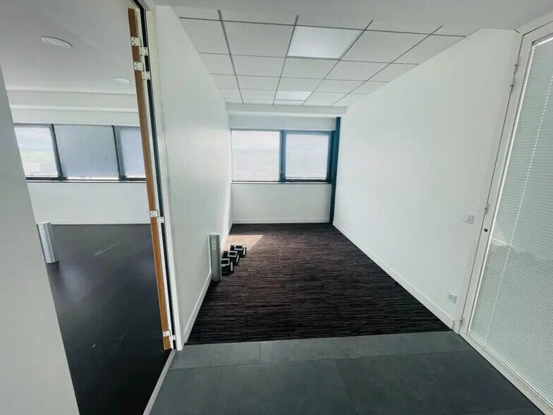 Office in Égly for lease - Building Photo - Image 3 of 5