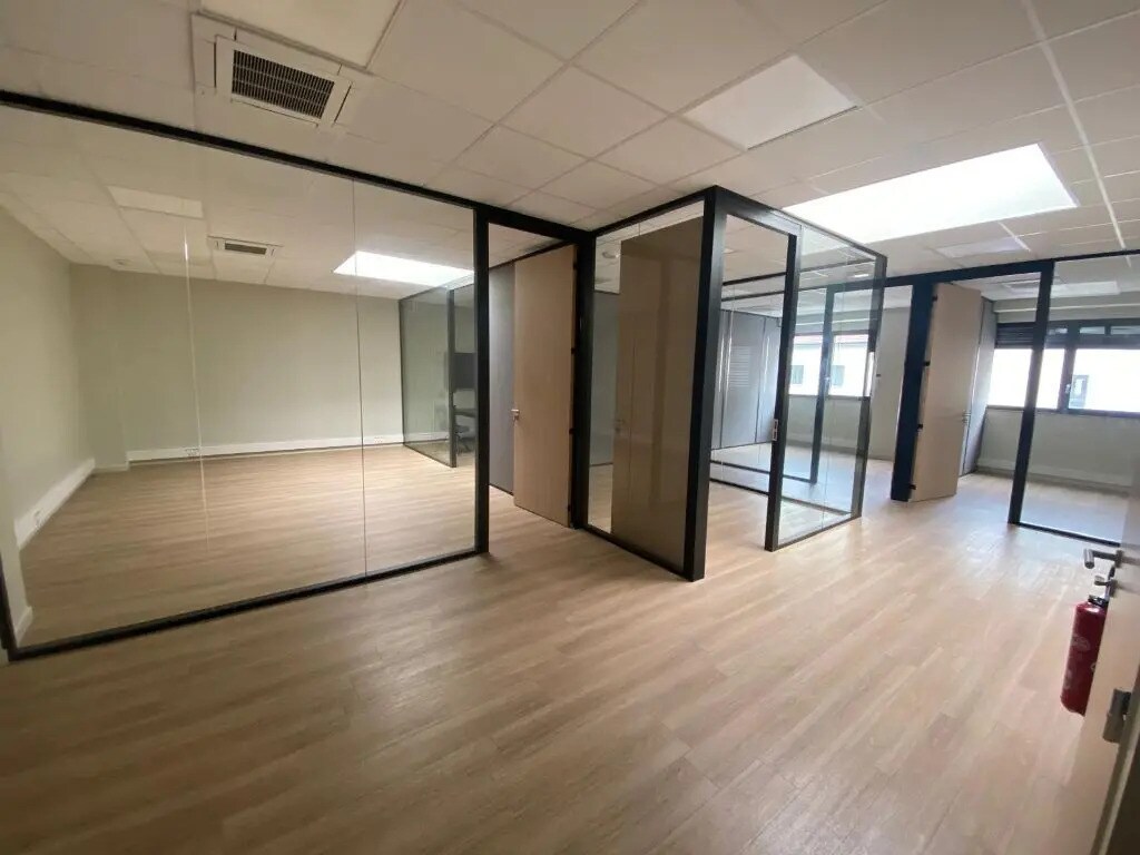 Office in Villeurbanne for lease Interior Photo- Image 1 of 6