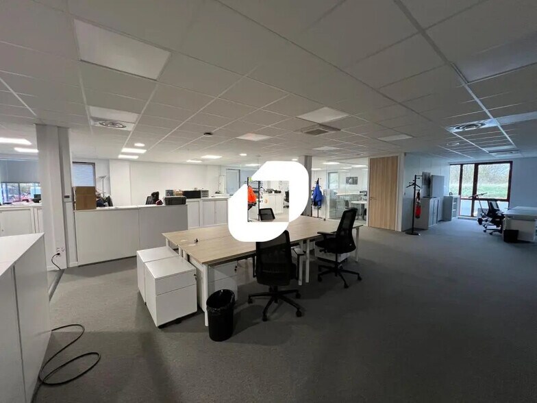 Office in Lesquin for lease - Interior Photo - Image 2 of 11