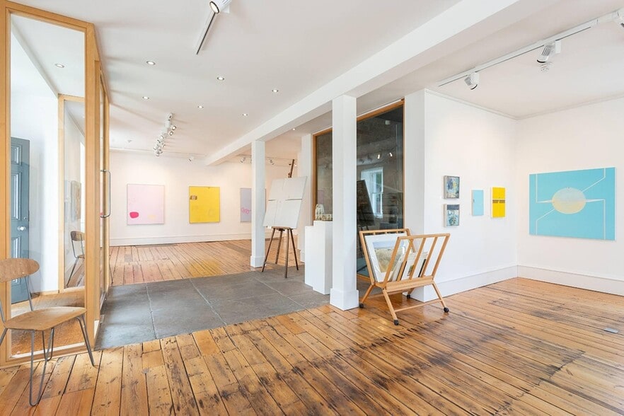 Newport Inn, Restaurant, and Gallery portfolio of 2 properties for sale on LoopNet.com - Interior Photo - Image 3 of 18