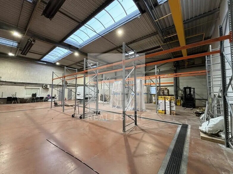 Office in Bron for lease - Building Photo - Image 2 of 13