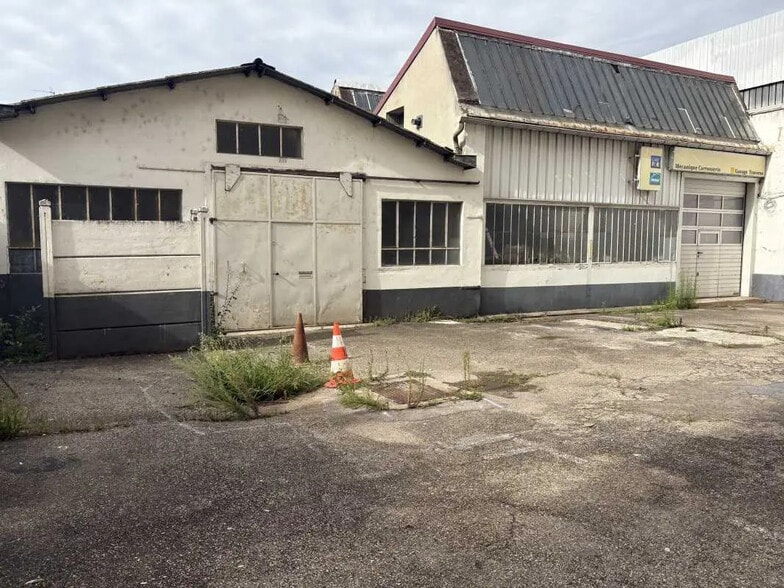 Flex in Oullins for lease - Building Photo - Image 1 of 11