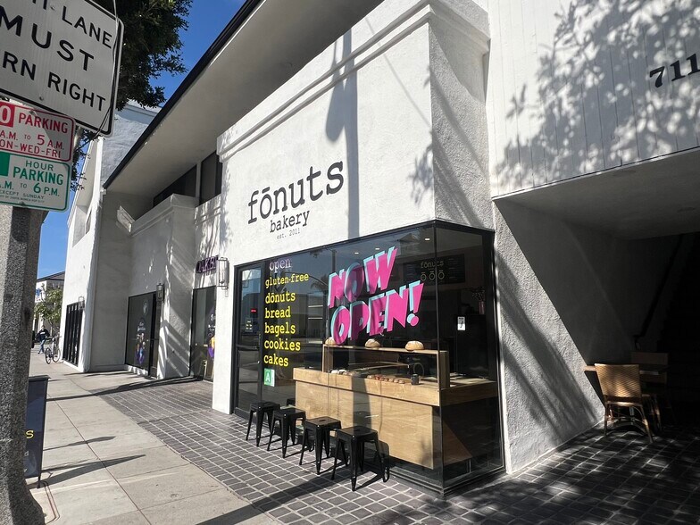 701-715 Montana Ave, Santa Monica, CA for lease - Building Photo - Image 2 of 23