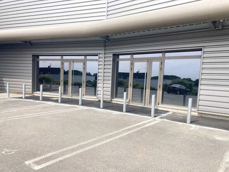Retail in Trie-Château for lease - Building Photo - Image 1 of 4