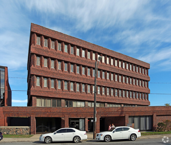 145 Queenston St, St Catharines, ON for lease - Building Photo - Image 2 of 4