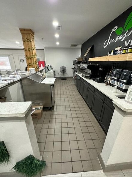 1202 Lockwood Dr, Houston, TX for sale - Building Photo - Image 2 of 8