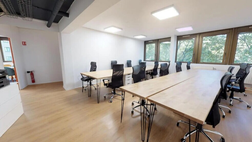 5 Place Du Colonel Fabien, Paris for lease - Interior Photo - Image 1 of 8