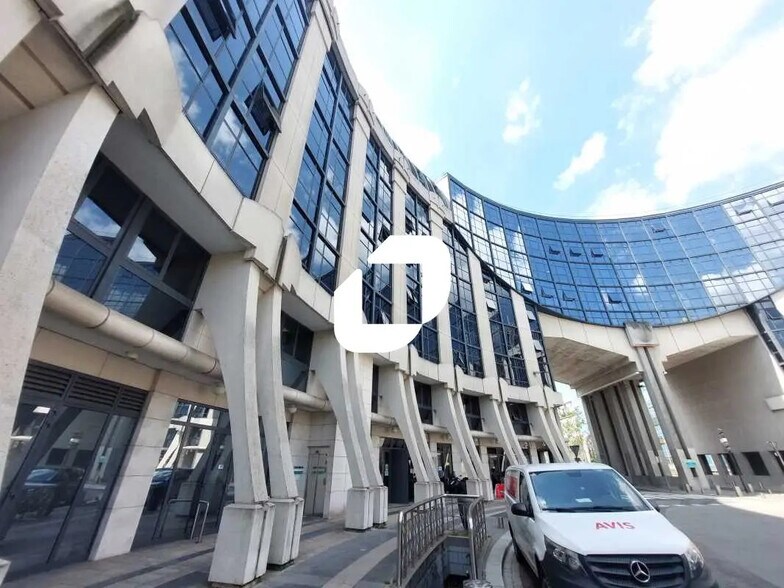 14 Place Georges Pompidou, Montigny-le-Bretonneux for lease - Building Photo - Image 3 of 22