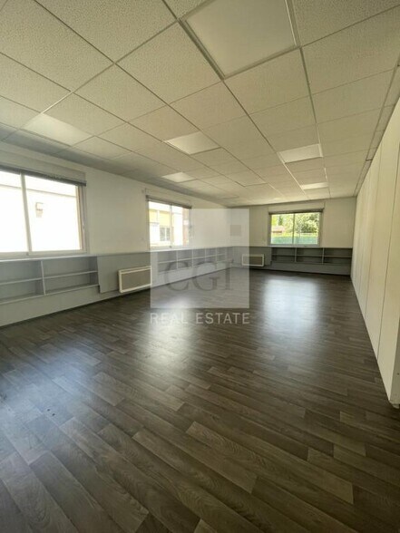 Office in Coublevie for lease - Interior Photo - Image 1 of 9
