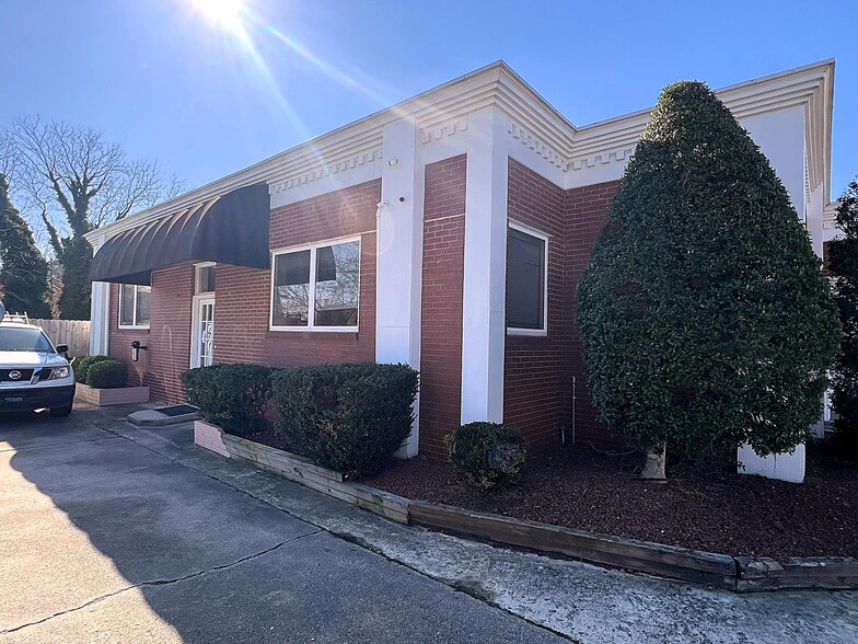 612 W Friendly Ave, Greensboro, NC for lease - Building Photo - Image 1 of 8