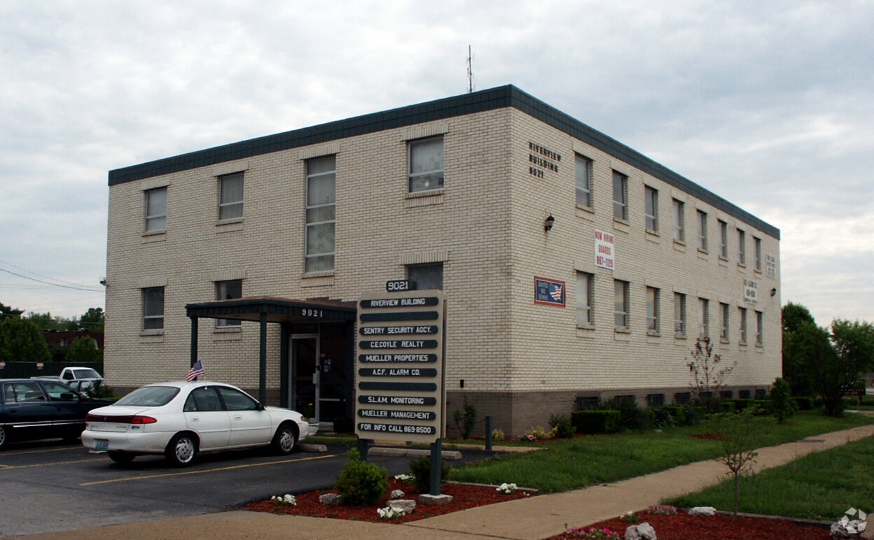 9021 Riverview Dr, Saint Louis, MO 63137